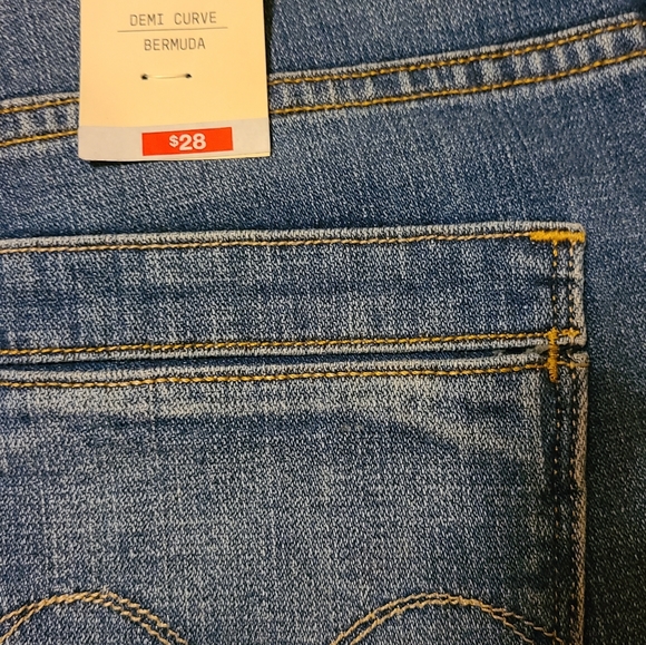 Brand New Women Short.By Levi's - Picture 8 of 12